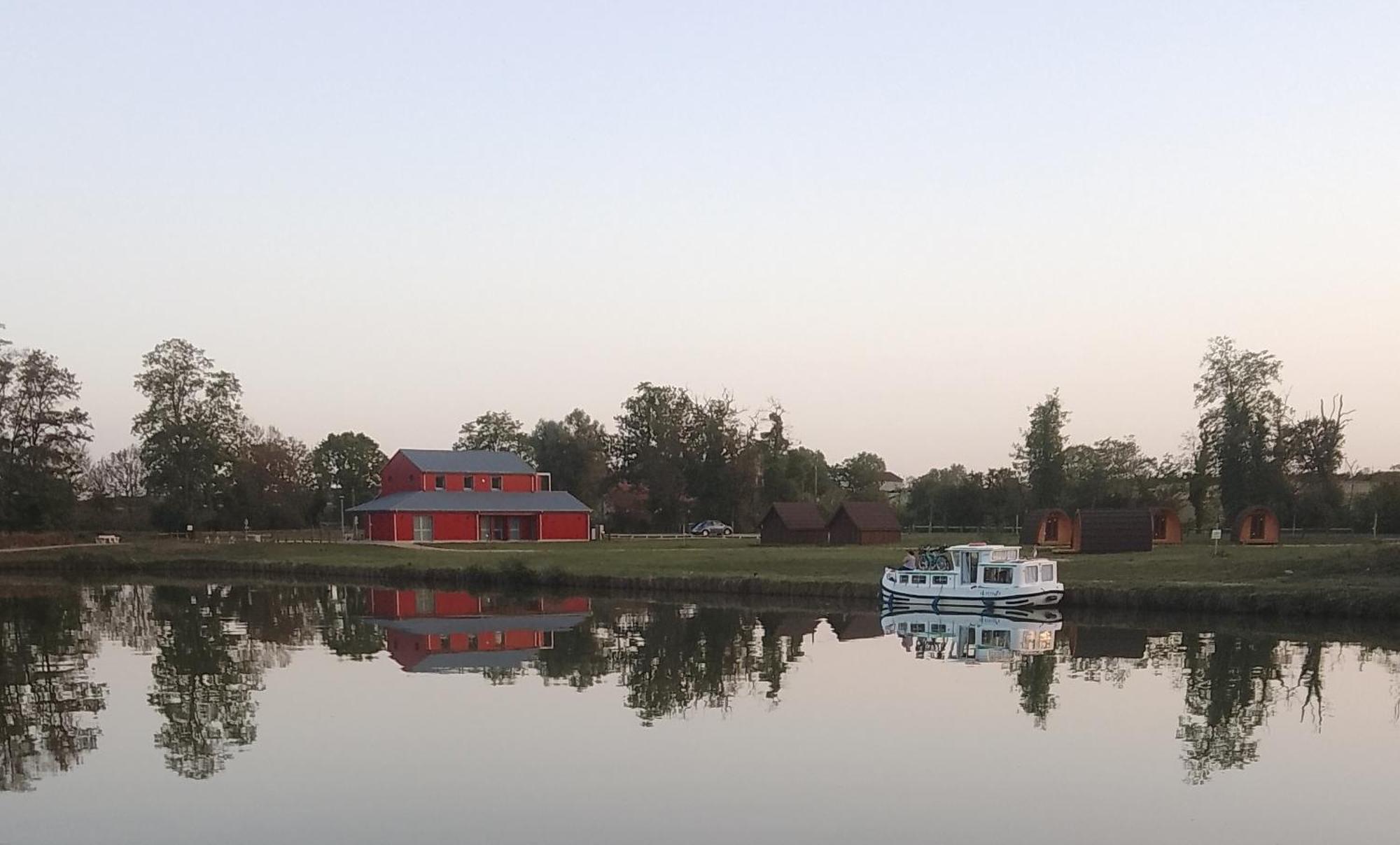 La Halte Du Canal Luthenay-Uxeloup Exteriör bild